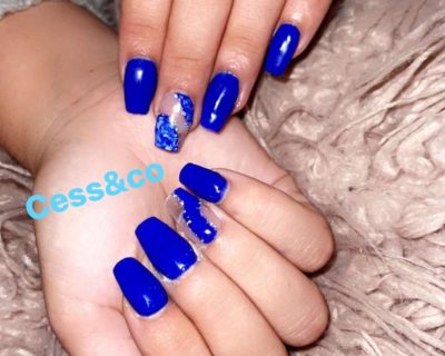 ongle bleu électrique