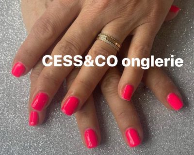 ongle rose fluo