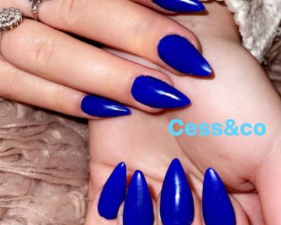 ongle stiletto bleu electrique